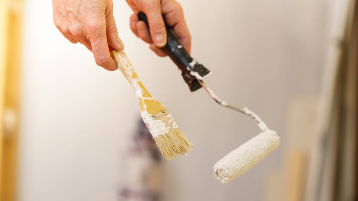 How to clean paintbrushes and paint rollers